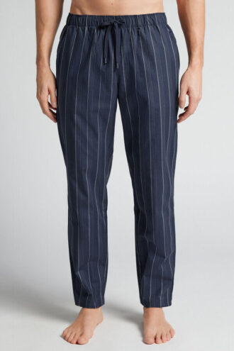 Białe spodnie z niebieskim wzorem w paski, wykonane z bawełny