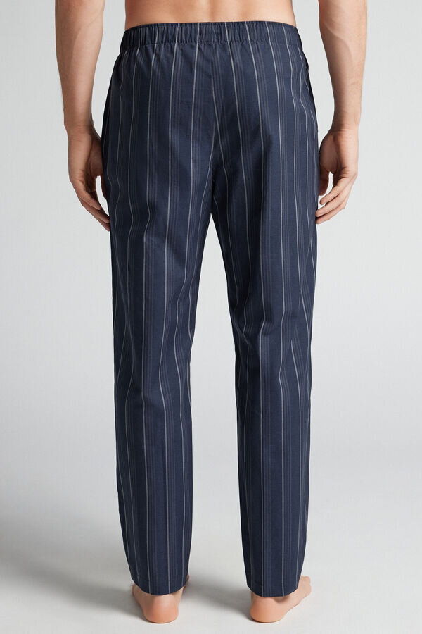 Białe spodnie z niebieskim wzorem w paski, wykonane z bawełny Białe spodnie z niebieskim wzorem w paski, wykonane z bawełny