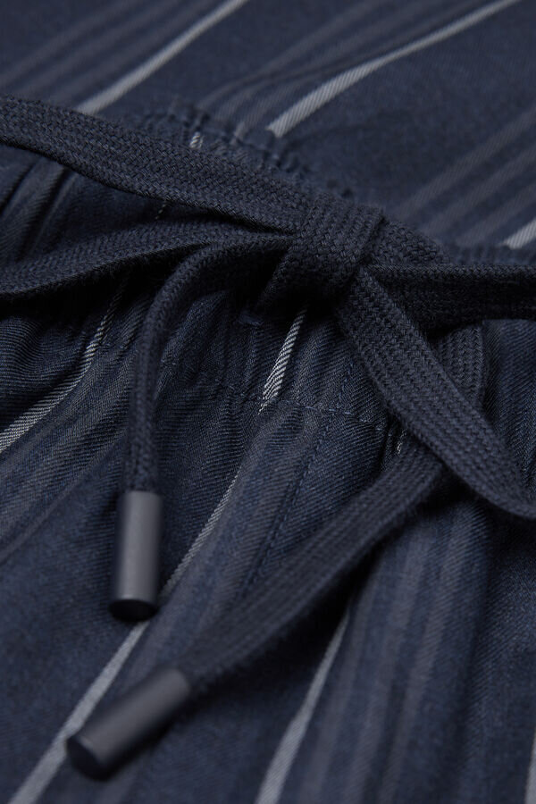 Białe spodnie z niebieskim wzorem w paski, wykonane z bawełny Białe spodnie z niebieskim wzorem w paski, wykonane z bawełny