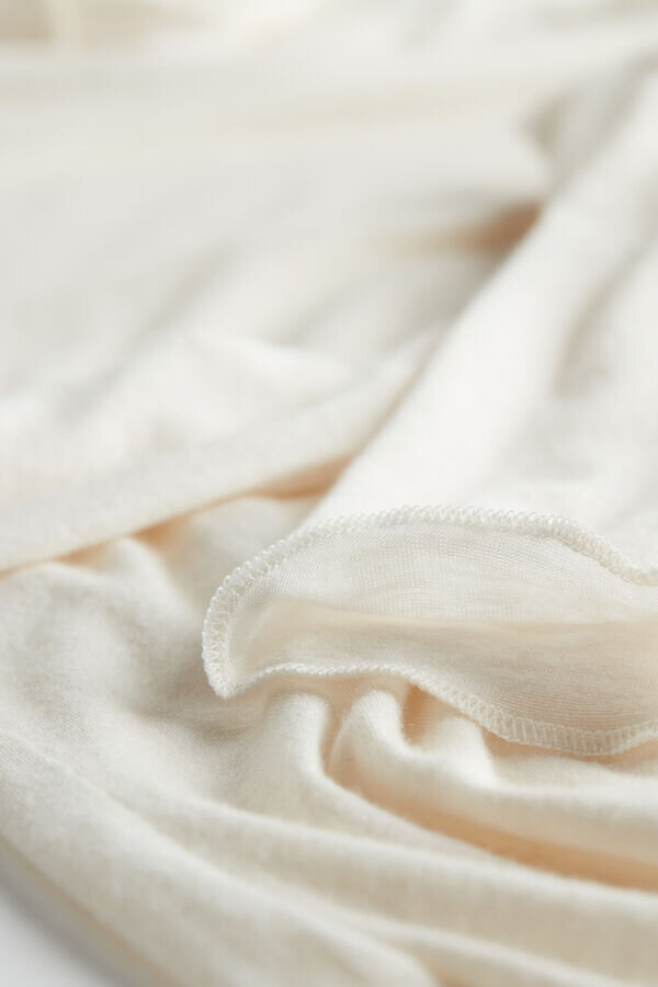 Bluzka z długim rękawem i wysokim kołnierzem z ultralekkiego modalu i kaszmiru Bluzka z długim rękawem i wysokim kołnierzem z ultralekkiego modalu i kaszmiru