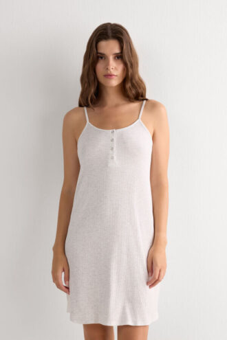 Elegancka i wygodna koszulka nocna z cienkimi ramiączkami