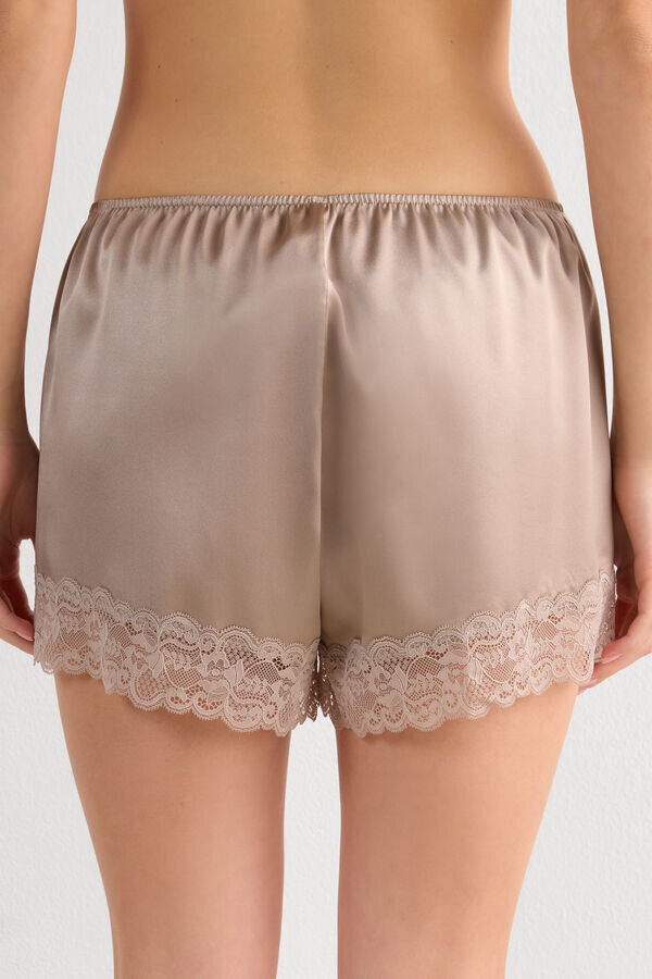Jedwabne szorty z koronkową lamówką Jedwabne szorty z koronkową lamówką
