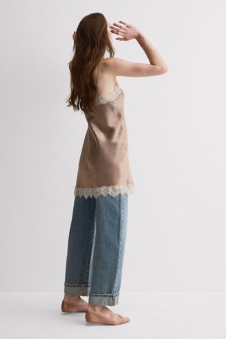 Kontrastowa koszulka z koronką