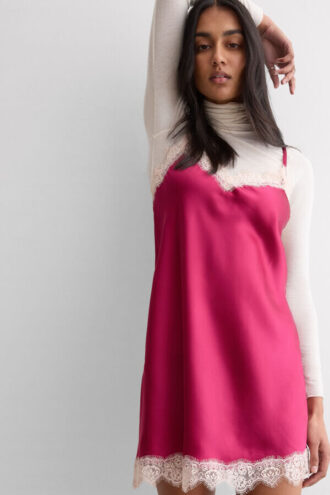 Kontrastowa koszulka z koronką