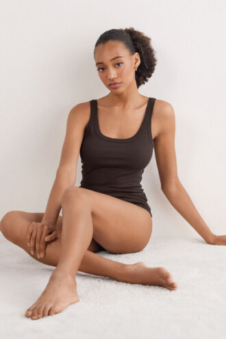 Koszulka bez rękawów z tyłu typu racerback z najwyższej jakości bawełny