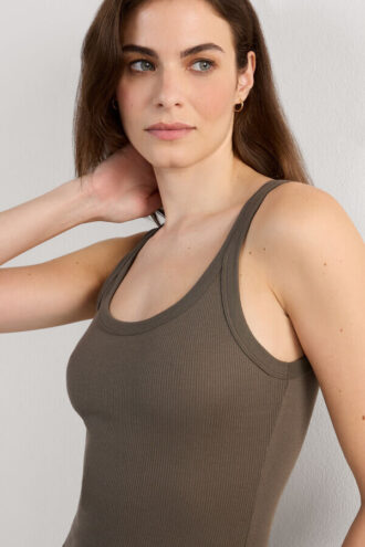 Koszulka bez rękawów z tyłu typu racerback z najwyższej jakości bawełny