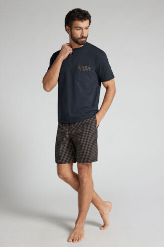 Niebiesko-kremowa piżama z krótkim spodniem w kratkę, wykonana z bawełny