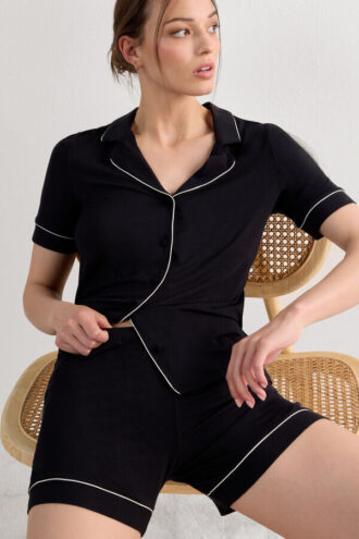 Szorty modalne z kontrastowymi wykończeniami