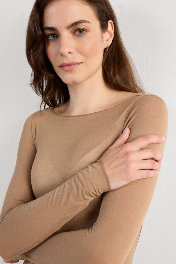 Ultralekki top z kaszmiru modalnego z dekoltem w łódkę Ultralekki top z kaszmiru modalnego z dekoltem w łódkę