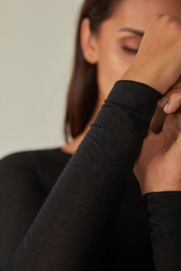 Ultralekki top z kaszmiru modalnego z dekoltem w łódkę Ultralekki top z kaszmiru modalnego z dekoltem w łódkę