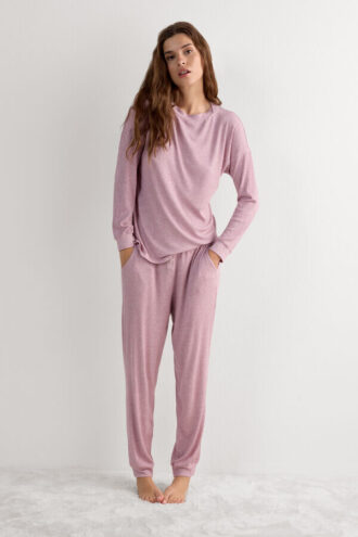 Wygodna, elegancka bluzka z długim rękawem i dekoltem w łódkę, wykonana z modalu